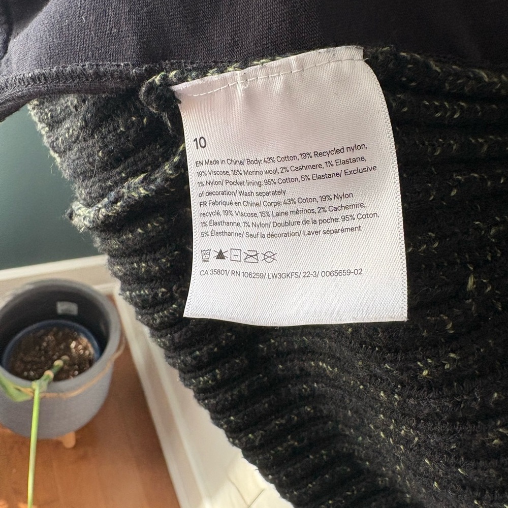Lululemon • Cotton-Cashmere Blend Sweater Wrap •
Size 10 - Picture 6 of 7